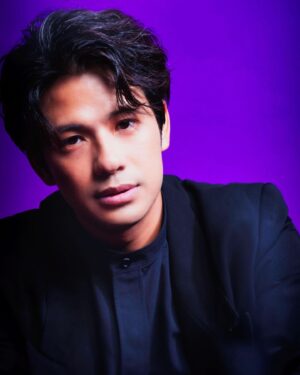 Win Morisaki Instagram - #DOKUSOマガジン
この撮影めっちゃ楽しかったんです^ ^
是非、お手に取ってご覧くださいませ‼︎

撮影：池村隆司

#おしょりん
#DOKUSO
#森崎ウィン
#MORISAKIWIN