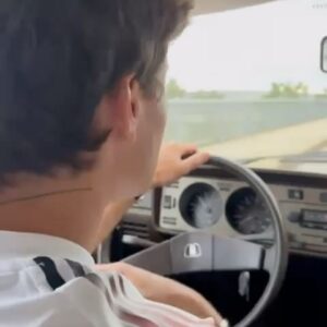 Wincent Weiss Instagram - Was war das bitte für ein Eröffnungsspiel?😃 Danke @volkswagen, dass ich live mit dabei sein durfte und ihr mir das beste Shuttle zur Verfügung gestellt habt!  #VWGolf #seppmaier #teamdeutschland #volkswagen