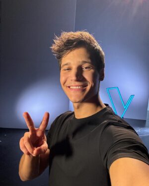 Wincent Weiss Instagram - Kleiner Wochenrückblick! Wir waren bis gerade fleißig im Studio und haben für @thevoicekids gedreht! Freu mich schon auf die Ausstrahlung 😊 Jetzt wird aber erstmal der Super Bowl geschaut. Schaut ihr auch? Für welches Team seid ihr?