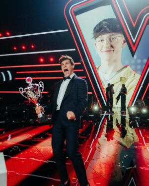 Wincent Weiss Instagram - Ich kann es noch gar nicht glauben! @jakob.tvk24 aus meinem Team hat das große @thevoicekids Finale gewonnen! Ich bin unfassbar stolz auf alle Talente, die auf dieser Bühne ihr Bestes gegeben haben. Ihr habt es alle verdient und eure Reise ist noch lange nicht zu Ende! 🏆🎉🎊#ichliebediesesendung #endlichmalgewonnen #allegutendingesindvier #