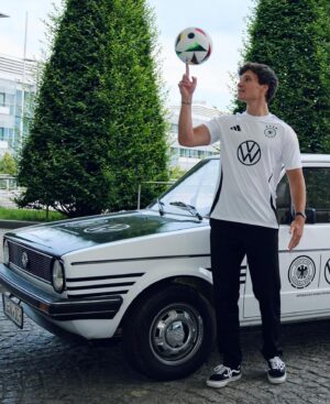 Wincent Weiss Instagram - Was war das bitte für ein Eröffnungsspiel?😃 Danke @volkswagen, dass ich live mit dabei sein durfte und ihr mir das beste Shuttle zur Verfügung gestellt habt!  #VWGolf #seppmaier #teamdeutschland #volkswagen