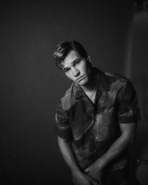 Wincent Weiss Instagram - Bisschen anderer Rückblick diese Woche! Hab in den letzten Tagen mal alle Fotos aus den letzten Jahren durchgeschaut ☺️ Wer erinnert sich noch an das Shooting mit @huettehuette ? Schon Bock sowas mal wieder zu machen! Gibt’s Momente/ Ereignisse von denen ihr gern nochmal nen Rückblick sehen wollt? #dienächstentagewirderstmalwiedertvkgedreht #schönsterjobderwelt