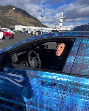 Wincent Weiss Instagram - Grüße aus dem Schnee! Hatte so viel Spaß beim Ice Race und wollte gar nicht mehr aussteigen 😀 Heute starten die Band-Vorbereitungen für die Tour! Welcher Song darf denn auf der Setlist nicht fehlen? #willjetztauftour #undmitdercarrerabahnspielen