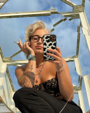 Winona Guyon Instagram - miroir brisé