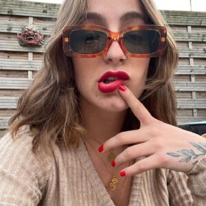 Winona Guyon Instagram - 50 nuances de rouge (et beige)