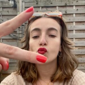 Winona Guyon Instagram - 50 nuances de rouge (et beige)