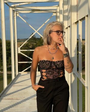 Winona Guyon Instagram - miroir brisé
