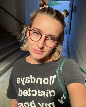 Winona Guyon Instagram - Et hop ! quelques petits selfies quand il y a une belle luminosité ici 🤓
.
.
. la photo du lampadaire prise avec mon 35mm :3)