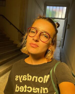Winona Guyon Instagram - Et hop ! quelques petits selfies quand il y a une belle luminosité ici 🤓
.
.
. la photo du lampadaire prise avec mon 35mm :3)