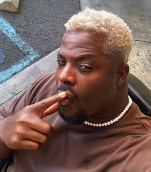 Winston Duke Instagram - Coming in with the vibes
•
•
•
Shout out to @goosethebarber for the cut & color!

#winstonduke #amanforallseasons #blondehair