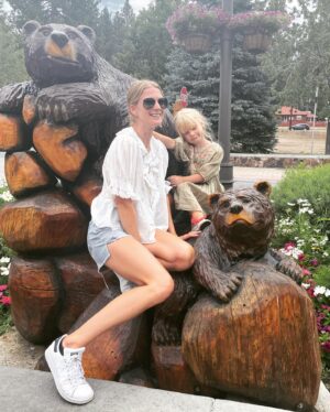 Winter Ave Zoli Instagram - These bears are cute but the one that was in our yard last night was a little scary 😬🐻 #mountainvacay