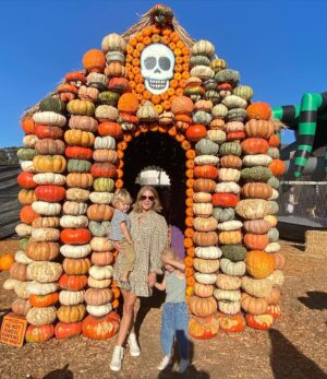 Winter Ave Zoli Instagram - Pumpkins galore 🎃 with my little pumpkins 💕