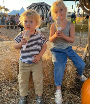 Winter Ave Zoli Instagram - Pumpkins galore 🎃 with my little pumpkins 💕