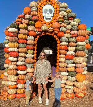 Winter Ave Zoli Instagram - Pumpkins galore 🎃 with my little pumpkins 💕