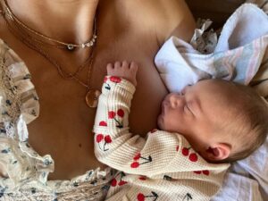 Winter Ave Zoli Instagram - Inhaling her…🥰🍁🥰 #newbornbubble