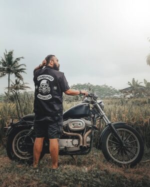Wira Nagara Instagram - Sudah terbentuk untuk menemani deru angin di atas motor bagi raga yang kurang peluk: @standupindo_mc 🔥
.
Sengaja foto di persawahan biar kamu paham bahwa selain padi juga ada hati yang kian berisi kian menunduk, tinggal mau mengisinya dengan cinta atau luka.
.
Kurang lebih begitu intinya silakan di-follow, siapa tahu kita berjumpa di jalan dengan masing-masing tujuan.
.
.
.
📸: @endristwan // #standupindomotorclub #standupindo #standupindonesia #ngelawakdong #ngakaknjir #yawlaginidoangguaketawa