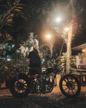 Wira Nagara Instagram - Seperti Chopper; Tak perlu sajikan kenyamanan, kau tetap paling idaman. Buatku melintas: menembus angin menderu lepas, menerjang ingin mengusir cemas.
.
Mencumbu jalanan, pagi hingga malam, panas atau hujan. Merasakan kerikil bercampur debu juga cipratan air yang menderu. Menerjang walau payah, melesat tanpa goyah!
.
Melajulah! Tarik gasmu, terobos pilu yang selama ini mengoyak air matamu!
.
.
.
📸: @afifarya // #scorpio225 #chopper #chopperindonesia #ketunggeng #THIR