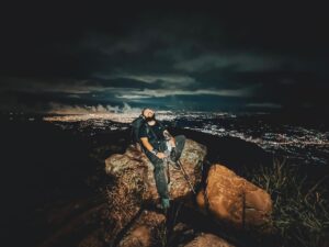 Wira Nagara Instagram - Telah ditemukan upaya tergeletak di balik lampu kota. Ia lelah setelah sebelumnya berkata tak akan menyerah. Menyandar pada batu yang tak lebih besar dari ketidakpedulian, menjaga malam untuk tetap tenang dari keterasingan.
.
Senyum pun melesat tiap detiknya menyadari sia-sia, sepertinya. Namun tubuhnya tetap tak berpindah, bersikukuh harap akan terbalas indah.
.
Malam pun mengatup pelan tanpa jawaban. Tak peduli hingar bingar lampu kota, ia tetap sendirian menanti cinta.
.
.
.
📸: @fiersabesari // 💡: @ekisulistina
#ungaran #gunungungaran #2050mdpl #semarang #jawatengah #indonesia