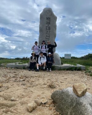 Woo Min-kyu Instagram - 제가 좋아하는 등산을 다녀왔습니다!  선자령 등산을 했는데요
산 중턱에서 태양열로 핸드폰을 충전할수 있더라구요 
너무 신기하고 좋았습니다!

등산 참 좋네요🌲🌿☘️