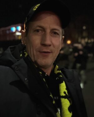 Wotan Wilke Möhring Instagram - DAS WAR FÜR OLAF! Vermisse Dich!
So proud and happy! Bin so glücklich und stolz! Zugegeben ist schon lange her! Die Welt hat sich verändert und trotzdem … nur der BVB! (Foto: Imago Sportfoto (Archiv) @bvb09 @bvb_fanabteilung #soccer #passion #rip #friend #bvb #jürgenklopp #heaven #saturday #matchday #fight  #proud