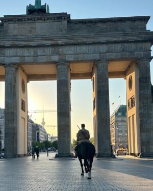 Wotan Wilke Möhring Instagram - Guten Morgen! Früh schon auf dem Weg! 
“Nothing there’s in vain, even pain turns out to gain. Would you just really listen, I ‘d finally explain. “
Have a great week! Alle und Du!
#early #horse #monday #week #start #love #deep #poem #miss #comeon