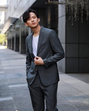 Wu Nien-hsuan Instagram - 🌌
“和一群不知道未來在哪的人們被關在黑夜裡,但只要一點光，我們就可以走的更晚，可以繼續遙望星空，繼續-等待希望。”

#星空下的黑潮島嶼 
#媒體發佈會

也謝謝給我希望的你們⬇️🫶
👔👟@celine #CELINEHOMME
💎@heartsonfire #HeartsOnFireTaiwan
💄 @lan_a_lan 
💇 @jobi_tse 
📷 👨‍👨‍👧‍👧