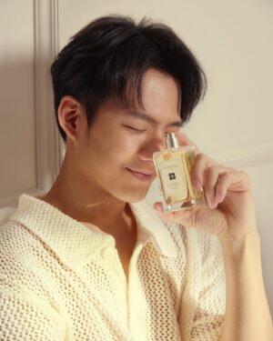 Wu Nien-hsuan Instagram - 你 幸福嗎？

留心生活，俯首即是的幸福，值得珍藏的味道。依偎在毛小孩身上，把臉鑽進毛絨絨裡，或是幾經峰迴看到一閃一閃白白浪花的瞬間，甚至是新生兒肚子餓時純淨的哭聲。
幸福是連言語都難以精準形容的最高精神享受代名詞，只有神秘且原始的「嗅覺」，可以駕馭這高尚的感受，是我們剛出生，聽覺視覺還未發育完全時，最敏銳的器官。而氣味更能刺激感官，進而引發情感和記憶的連結，讓我們想起某段獨特回憶，或深刻此時的畫面，創造無與倫比美好的世界……

@jomalonelondon 的
白樺木與薰衣草香水
適合開啟一天的早晨，清新的葡萄柚清香像走進薰衣草森林，揉合的馥鬱香氣使人放鬆沈浸卻又振奮人心，最後的白樺木帶來沈穩卻藏不住的魅力，那誘人的芬芳浪漫到讓人陶醉，無疑是幸福的指引。

使用他們家最獨特的糅香，
將喜歡的味道結合在一起，創造專屬的香氣，
我喜歡鼠尾草與海鹽香水糅合白樺木與薰衣草香水，
穩重成熟的木質香與清新的大自然香氣，
不會太過嚴肅難以親近，還能給人一種稚氣的感覺！

青檸羅勒與柑橘香氛工藝蠟燭
經典的柑橘香是大家熟悉的味道，
但融合了青檸和羅勒的清新及辛香，補足了生活中遺漏的細節，將高雅的氛圍提升到更高境界，持久留香，任何人都值得享受，置身其中，臉上不自覺洋溢著幸福的笑容，很直接，很純潔。
 
有時候，一生追求永存的幸福安定，尋尋覓覓，但它其實一直都在，可以很簡單，也可以很自然。
期待我們都可以，在平凡之路中，找到幸福的不平凡。

#JoMaloneLondon
#JoMaloneLondonTw