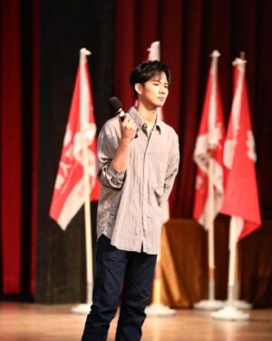 Wu Nien-hsuan Instagram - ☺️🌤️☀️
今天，是個解鎖的一天🔒
很幸運第一次的正式演講是在三商美邦人壽這大家庭呈現，這對我來說很不容易，卻也美妙。
當初會答應這邀約，是因為演講好難、好怕，緊張到今天凌晨肚子痛醒兩次睡不著，在高鐵上又拉了一次，那壓力大到幻想各種情況發生可以延期或取消的逃避心態產生，但我還是想挑戰，想跟這不舒適感相處，因為我師父說，演員學會整理自己在人群面前歸零的展現自己也是一種修煉，所以我接了。
反觀私底下的嘻嘻哈哈，上台面對人群，責任更大，也一直在思考才28歲的我能讓保險專業的你們帶點什麼回去，而這些擔心害怕在上台那一刻，瞬間煙消雲散，你們注視的眼神很溫暖，讓我覺得好像來到同溫層深談交換生命經驗接著換我分享一樣，儘管因為緊張腦袋偶爾當機，你們還是很守信用的在我停下來的時候默契的響起掌聲，這其實也是在人生路遇到障礙時，給人也給予的鼓勵，不管年齡和位置，總之，我今天很開心，希望你們也是，謝謝你們的專注和對我產生興趣的有內涵發問，原本說著這可能是第一次也是最後一次的演講分享，在結束後沈澱到現在，覺得意猶未盡，還是餘興未了，讓我對下次未知的邀約有了點興致和期待，感謝你們賜予的勇氣，這很重要！
今天與你們相遇，是這輩子抹不去的回憶，希望每一天的我們都能比昨天的自己更進步一點、開心一點、勇敢一大點，love u all 喔！😋😋😋

也謝謝團隊的幫忙🙏
hairstyle: @jobi_tse 
makeup: @miss.naomi_makeup 
photo : @intomyeyeshh 
agent : @hytsanny  @taco428  #品瑜
#三商美邦人壽 🫶