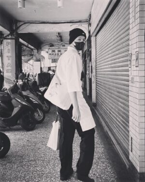 Wu Nien-hsuan Instagram - .
丙級中餐證照get ☑️
晉升小當家🥘
因為接下來幾個月會變成「星空下的黑潮島嶼」裡的阿貴-
在劇情裡，他從小跟媽媽在廚房裡忙活，煮出一桌的菜對他來說是家常便飯，儘管劇情畫面可能沒有需要交代這麼詳細，但為了能更貼近他一點，我也想要盡可能的熟悉對我來說陌生卻對阿貴是日常的一切，這也是我能做的功課之一。
對演員來說，因為拍戲的契機而對一件事感興趣甚至更深入研究是一件幸福的事，除了讓自己在表演時能更游刃有餘之外，也對煮飯多了一層情感，講起來很浮誇，但這是累積，對生活、對這世界一個新氣象的體悟，這事也許很平凡，但也想分享給你們今天的喜悅，畢竟對曾經做飯燒焦冒煙到鄰居按門鈴關切的我來說，dongˇ kian 了～

附上以前做的很爛但剛好是今天抽到做的好很多的題組
有戰友聽到評審誇獎我的菜🤓✌️