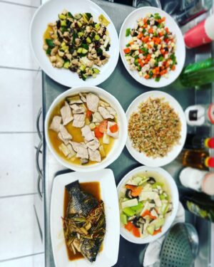 Wu Nien-hsuan Instagram - .
丙級中餐證照get ☑️
晉升小當家🥘
因為接下來幾個月會變成「星空下的黑潮島嶼」裡的阿貴-
在劇情裡，他從小跟媽媽在廚房裡忙活，煮出一桌的菜對他來說是家常便飯，儘管劇情畫面可能沒有需要交代這麼詳細，但為了能更貼近他一點，我也想要盡可能的熟悉對我來說陌生卻對阿貴是日常的一切，這也是我能做的功課之一。
對演員來說，因為拍戲的契機而對一件事感興趣甚至更深入研究是一件幸福的事，除了讓自己在表演時能更游刃有餘之外，也對煮飯多了一層情感，講起來很浮誇，但這是累積，對生活、對這世界一個新氣象的體悟，這事也許很平凡，但也想分享給你們今天的喜悅，畢竟對曾經做飯燒焦冒煙到鄰居按門鈴關切的我來說，dongˇ kian 了～

附上以前做的很爛但剛好是今天抽到做的好很多的題組
有戰友聽到評審誇獎我的菜🤓✌️