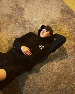 Wu Nien-hsuan Instagram - 🪳
專業示範接地氣，很舒服的快睡著…