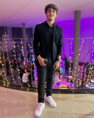 Xande Valois Instagram - Ainda sobre ontem… 18 da So ❤️
.
.
Styling: @manumoda 
Produção: @gabrielfeitosa7