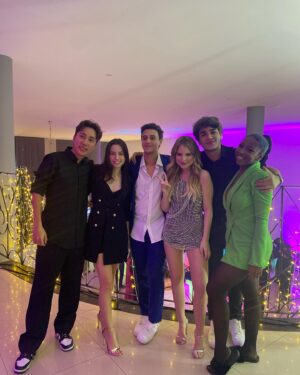 Xande Valois Instagram - Ainda sobre ontem… 18 da So ❤️
.
.
Styling: @manumoda 
Produção: @gabrielfeitosa7