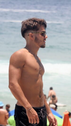 Xande Valois Instagram - Última praiana do ano 🙏🏼🍀
Encerrando mais um ciclo com muita saúde e paz 
📸: @dandelmiro 
.
.
#calistenia #calisteniabrasil
