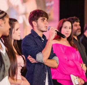 Xande Valois Instagram - Noite inesquecível. Que privilégio poder contar essa história. Amor e gratidão aos envolvidos 🙏🏼❤️🍀
FAZENDO MEU FILME, 14/02 @primevideobr