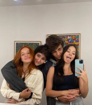 Xande Valois Instagram - Enfim, chegamos! Felicidade que não cabe no peito. Léo, eu te amo 🙏🏼❤️ Que honra poder contar essa história ao lado de tantas pessoas talentosas e que eu amo. Obrigado @paulapimenta @pedroantoniopaes @_rodrigo_montenegro por confiarem no meu trabalho. Muito obrigado pelo carinho de todo fandom, vcs são demais 🥹🫶🏼
14/02 @primevideobr