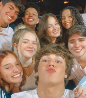 Xande Valois Instagram - Enfim, chegamos! Felicidade que não cabe no peito. Léo, eu te amo 🙏🏼❤️ Que honra poder contar essa história ao lado de tantas pessoas talentosas e que eu amo. Obrigado @paulapimenta @pedroantoniopaes @_rodrigo_montenegro por confiarem no meu trabalho. Muito obrigado pelo carinho de todo fandom, vcs são demais 🥹🫶🏼
14/02 @primevideobr