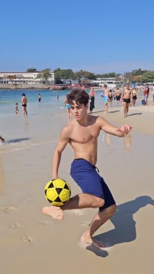 Xande Valois Instagram - Muita intimidade com ela ⚽️❤️ #alta #altinha 
📸: @dandelmiro