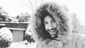 Xaniar Khosravi Instagram - داشتم واسه خودم ميخوندم و فيلم ميگرفتم كه يهو ديدم يه نفر داره بهم نگاه ميكنه و هى نزديكتر ميشه. منم هى صدام كمتر شد 😂 نگاهاى آخرم به اون آقا گوياى همه چيز هست 😂
#xaniar #xaniarkhosravi