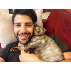 Xaniar Khosravi Instagram - من و بانجو😻
( بانجو چون لَم داده اينجوريه وگرنه رژيم 
غذاييشو رعايت مى كنه) 😬

#xaniar #xaniarkhosravi #banjo #cat #catlover
