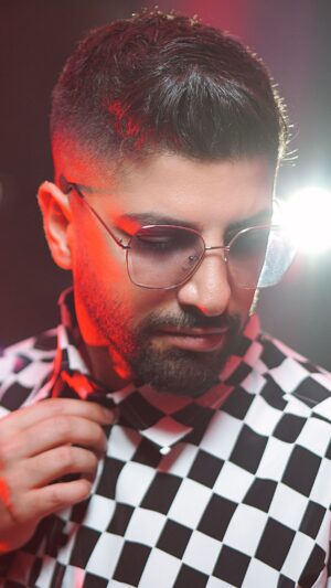 Xaniar Khosravi Instagram - _
موزيك ويديو "ژلوفن" به كارگردانى محسن متفكريان عزيز منتشر شد.
براى ساخت اين ويديو جاهاى زيادى رفتيم، هم تو گرما هم تو سرما ، ساعتهاى كاريمون زياد بود و كار كردن تو كرونا خيلى سخت و پر استرس بود. 
خودم اين ويديو رو خيلى خيلى  زياد دوست دارم. 
اميدوارم كه شما هم دوستش داشته باشين.
دوستان بسيار زيادى براى اين كار زحمت كشيدن، دم همگى گرم و خسته نباشيد❤️

Director: @mohsen.motefakeriyan 

Sponsor: @sunstarjuice

#xaniar #xaniarkhosravi #gelofen #mohsenmotefakeriyan