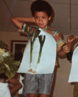 Xavier Delarue Instagram - J'me chauffe sur cette tenue de Scène pour le 14 & le 28 Juin ! 🥬 Validé ou pas !? L'"ORIGINE" de mon kiffe pour le Spectacle... Petit Xababa 7ans ! 🥰 Juste avant la Calvitie 🤣 
(Va falloir venir pour comprendre... Lien en Bio !🎟⬆️)
#Origine au @theatrelerepublique