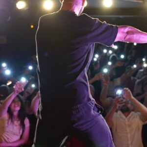 Xavier Delarue Instagram - Des Sourires, des Rires... Tout ce que l'on a besoin en ce moment ! Le RÉPUBLIQUE tu étais beaux hier soir... Tu sais pourquoi ? Parceque NOUS étions ENSEMBLE ! ✊🏽❤️ 
Merciiiiii 🎙🙌🏽🔥
#Origine 

📽 @belionagency
🎶 @tdlr_music
🏢@theatrelerepublique