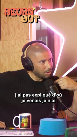 Xavier Delarue Instagram - Dans ce nouvel épisode de Beurn Out, j’ai eu l’immense plaisir de recevoir @xavierdelarue , qui nous parle en exclusivité de son premier spectacle « Origine ». 🎭

Plongez avec nous dans l’univers captivant de Xavier, où il se livre à cœur ouvert. Découvrez son parcours, de son enfance dans le 93 à sa double culture, en passant par son expérience de père et sa participation à Secret Story.

Ayant eu la chance d’assister à une répétition de son spectacle, je peux vous garantir que c’est une montagne russe émotionnelle ! 😍 On passe du rire aux larmes, et on ressort profondément touché.

Cet épisode est particulièrement spécial pour moi, car peu de gens savent que Xavier et moi avons travaillé ensemble à la radio. J’ai énormément appris à ses côtés, notamment grâce à son incroyable discipline et son fair-play, hérités de sa carrière de joueur de basketball. 🏀

il reste encore quelques places pour le découvrir sur scène au théâtre le République à Paris les 14 et 28 juin 

Ne manquez pas cet épisode riche en émotions et en confidences. 🎧 À écouter sans tarder ! (lien dans ma bio)