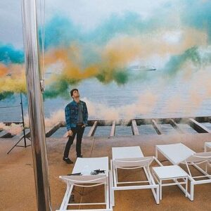 Xavier Dolan Instagram - 10 years ago today, we were right here, walking the red carpet in Cannes to present 𝐌𝐨𝐦𝐦𝐲. It changed my life forever. 

A decade later, we’re releasing 𝘼 𝙁𝙧𝙞𝙚𝙣𝙙𝙨𝙝𝙞𝙥 𝙏𝙝𝙧𝙤𝙪𝙜𝙝 𝙁𝙞𝙡𝙢, a collection of hundreds of unpublished photographs taken by my long-time friend and colleague Shayne Laverdière during the production of the film as well as its debut at the festival. This 480-pages book, which I began collating during the lonely, isolated hours of the pandemic, brought me right back to the distinct sense of collectiveness, endless laughs and buoyant, unforgettable emotions which defined this transformative experience. 

𝘼 𝙁𝙧𝙞𝙚𝙣𝙙𝙨𝙝𝙞𝙥 𝙏𝙝𝙧𝙤𝙪𝙜𝙝 𝙁𝙞𝙡𝙢 is available now to pre-order at the link in my bio. It also comes in a translucent pink case of my own making if you’re gay lol (or not). Let’s go!

10 ans aujourd’hui que ce film a changé ma vie pour toujours. Le 22 mai 2014, nous montions les marches pour présenter 𝐌𝐨𝐦𝐦𝐲 ici, à Cannes. 

Une décennie plus tard, nous sortons 𝙐𝙣𝙚 𝙖𝙢𝙞𝙩𝙞𝙚́ 𝙨𝙪𝙧 𝙛𝙞𝙡𝙢, un livre recueillant des centaines de photos inédites réalisées, du tournage du film à notre passage à Cannes, par mon complice de toujours Shayne Laverdière. Cet ouvrage de 480 pages, que j’ai conçu durant les heures de solitude de la pandémie, m’a replongé dans la fraternité, les rires hilares et les émotions vives qui ont défini cette expérience pour moi inoubliable. 

𝙐𝙣𝙚 𝙖𝙢𝙞𝙩𝙞𝙚́ 𝙨𝙪𝙧 𝙛𝙞𝙡𝙢 est en pré-ventes dès maintenant via le lien dans ma bio. Il vient aussi dans un bel étui protecteur rose translucide lol 💅🏻;) Let’s go!