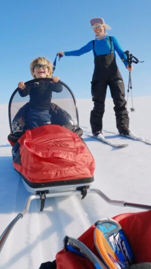 Xavier de le Rue Instagram - My brother @victordelerue and his wife @paola_pyard took their two and a half boy Markus for a ten day traverse in winter in Norway in full autonomy.
I mean why not…🤪
The film of their adventure is finally online.
Link in my bio
#friluftsliv