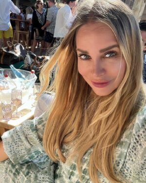 Xenia Seeberg Instagram - Innere Eingebung 🖤: ihr kommt an einen quasi magischen Ort, der plötzlich Euer Herz berührt! Ihr wisst nicht warum, aber fühlt es. Als ich vor dieser Kapelle stand, wusste ich, dass irgendetwas passiert war. Eine tiefe Traurigkeit erfüllte mich ohne ersichtlichen Grund. Auch später im Moorea Beach Club, als alle feierten, änderte sich das nicht. Nachts zu Hause erfuhr ich dann, dass meine langjährige wundervolle und wunderschöne Freundin Lynne Riesberg in Laguna Beach verstorben war. Sie hatte nicht mehr auf meine vielen Nachrichten, Mails und Anrufe reagiert. Ich vermutete, sie sei zu ihrer Familie zurück nach Minnesota gezogen nach dem plötzlichen Tod ihres Mannes und sie hätte nun vielleicht eine andere Nummer. Aber mein Bauchgefühl sagte mir, dass etwas nicht stimmte. Hier an diesem Ort war es, als wollte sie mich anschubsen und mir sagen, was passiert war. Ich bin tief erschüttert und traurig und fühle mich schuldig, nicht für sie da gewesen zu sein und nach ihr gesucht zu haben als sie mich brauchte. Ich freute mich schon, sie jetzt im August in Laguna endlich nach 5 Jahren wiederzusehen. Dafür ist es nun zu spät. Als einziger Trost bleibt, dass sie nun wieder mit ihrem geliebten Jim vereint ist.  Und ich weiß, dass wir uns eines Tages auf der anderen Seite wieder sehen werden…! 
Sudden Intuition: have you had this: you get to a magical place and it instantly touches your heart. When I was standing here I felt this sudden deep sadness. My heart was heavy for no apparent reason. Even going to the beach club for the 4th of July celebrations didn’t change that. Later that night I learned that my beautiful dear friend Lynne Riesberg had passed away. She hadn’t answered any of my recent calls, mails and messages and I assumed that she had moved back to Minnesota to be with her family after her beloved husband died. I was wrong and my gut instinct had been telling me but I didn’t listen. I feel heartbroken and ashamed that I wasn’t there for her when she obviously needed me. The only relief is that she is now back with Jim and I know that one day we will see each other again on the other side…! #rip #🖤 #trustyourintuition #liveyourlife #liveyourbestlife