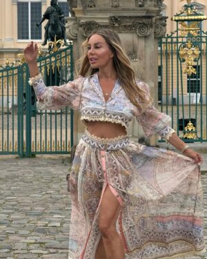 Xenia Seeberg Instagram - Stürmische Zeiten. Es muss ja nicht jeder Schuss perfekt sein. Manchmal ist das Imperfekte das, was es schön oder interessant macht. Auch wenn es etwas am Prinzessinnen Look rüttelt. 
Stormy Times. But not every picture needs to be perfect. Sometimes the imperfection makes it more beautiful or interesting. Although not very princess like…!
#stormydays #imperfection #princess #zimmermann #thankyou