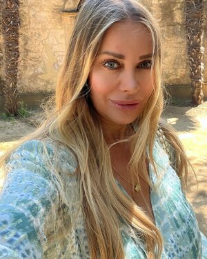 Xenia Seeberg Instagram - Innere Eingebung 🖤: ihr kommt an einen quasi magischen Ort, der plötzlich Euer Herz berührt! Ihr wisst nicht warum, aber fühlt es. Als ich vor dieser Kapelle stand, wusste ich, dass irgendetwas passiert war. Eine tiefe Traurigkeit erfüllte mich ohne ersichtlichen Grund. Auch später im Moorea Beach Club, als alle feierten, änderte sich das nicht. Nachts zu Hause erfuhr ich dann, dass meine langjährige wundervolle und wunderschöne Freundin Lynne Riesberg in Laguna Beach verstorben war. Sie hatte nicht mehr auf meine vielen Nachrichten, Mails und Anrufe reagiert. Ich vermutete, sie sei zu ihrer Familie zurück nach Minnesota gezogen nach dem plötzlichen Tod ihres Mannes und sie hätte nun vielleicht eine andere Nummer. Aber mein Bauchgefühl sagte mir, dass etwas nicht stimmte. Hier an diesem Ort war es, als wollte sie mich anschubsen und mir sagen, was passiert war. Ich bin tief erschüttert und traurig und fühle mich schuldig, nicht für sie da gewesen zu sein und nach ihr gesucht zu haben als sie mich brauchte. Ich freute mich schon, sie jetzt im August in Laguna endlich nach 5 Jahren wiederzusehen. Dafür ist es nun zu spät. Als einziger Trost bleibt, dass sie nun wieder mit ihrem geliebten Jim vereint ist.  Und ich weiß, dass wir uns eines Tages auf der anderen Seite wieder sehen werden…! 
Sudden Intuition: have you had this: you get to a magical place and it instantly touches your heart. When I was standing here I felt this sudden deep sadness. My heart was heavy for no apparent reason. Even going to the beach club for the 4th of July celebrations didn’t change that. Later that night I learned that my beautiful dear friend Lynne Riesberg had passed away. She hadn’t answered any of my recent calls, mails and messages and I assumed that she had moved back to Minnesota to be with her family after her beloved husband died. I was wrong and my gut instinct had been telling me but I didn’t listen. I feel heartbroken and ashamed that I wasn’t there for her when she obviously needed me. The only relief is that she is now back with Jim and I know that one day we will see each other again on the other side…! #rip #🖤 #trustyourintuition #liveyourlife #liveyourbestlife