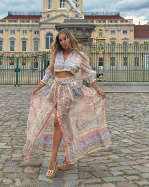 Xenia Seeberg Instagram - Prinzessin für eine Nacht: diese Woche beim Raffaello Summer Day Charity Event im Schloss Charlottenburg in Berlin. Den Augenblick genießen bevor der große Regen kam. Dankeschön @philias dass Du mit dabei warst und fürs geduldig Mama fotografieren . #schlosscharlottenburg #charity #raffaello #princess #berlin #zimmermann #raffaellosummerday